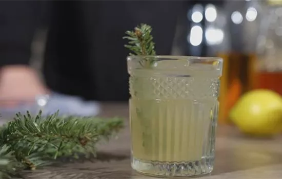 Ein Cocktail mit Tannennadeln